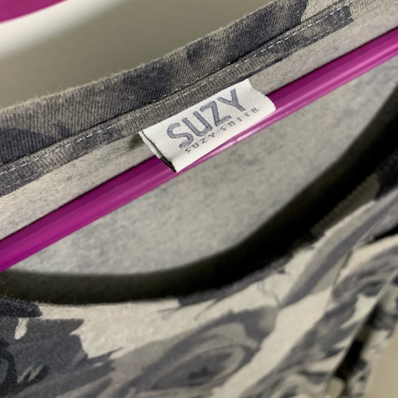 ๐5/$20๐Suzy Shier Floral Gray T-Shirt - Picture 3 of 6
